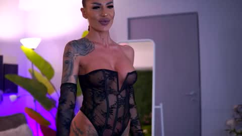 Raquelle online show from November 23, 2025, 4:45 am