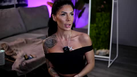 Snapshot of raquellevon chatting on April 4, 2026, 8:34 am Raquelle online show from April 4, 2026, 8:34 am