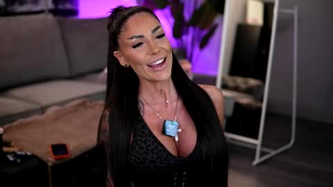 Snapshot of raquellevon chatting on April 15, 2026, 8:21 am Raquelle online show from April 15, 2026, 8:21 am