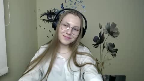 raspberry0101 online show from December 6, 2024, 7:45 pm