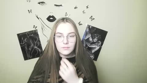 raspberry0101 online show from December 8, 2024, 4:18 pm