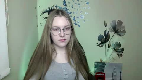 raspberry0101 online show from December 17, 2024, 6:42 pm