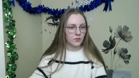 raspberry0101 online show from December 26, 2024, 1:43 pm