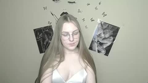 raspberry0101 online show from January 31, 2025, 2:26 am