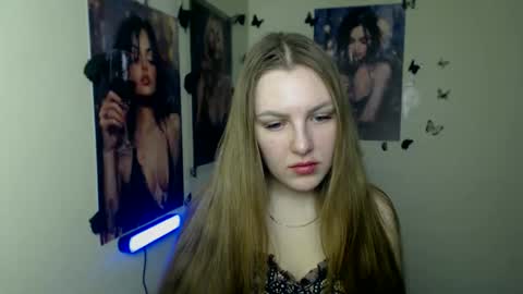 raspberry0101 online show from November 22, 2025, 1:43 pm