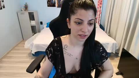 raven_haired_goddess online show from May 14, 2026, 6:53 am