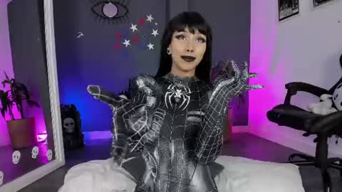 Snapshot of ravenwitch_ chatting on July 6, 2026, 7:27 pm Raven Witch online show from July 6, 2026, 7:27 pm
