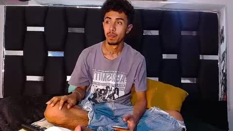 Snapshot of raydevil_ chatting on December 9, 2024, 8:33 pm Rayn online show from December 9, 2024, 8:33 pm