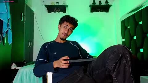 Snapshot of raydevil_ chatting on December 21, 2024, 5:36 am Rayn online show from December 21, 2024, 5:36 am