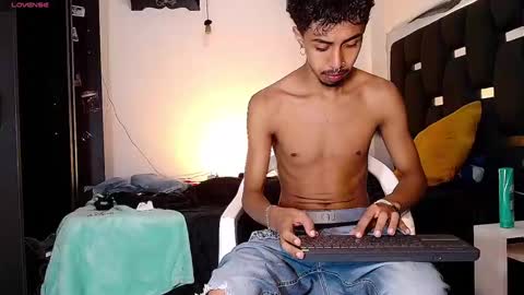 Snapshot of raydevil_ chatting on December 21, 2024, 9:36 pm Rayn online show from December 21, 2024, 9:36 pm