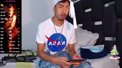 Snapshot of raydevil_ chatting on January 4, 2025, 4:33 am Rayn online show from January 4, 2025, 4:33 am