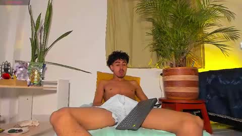 Snapshot of raydevil_ chatting on March 7, 2025, 5:38 pm Rayn online show from March 7, 2025, 5:38 pm