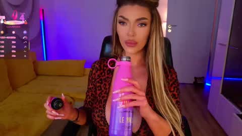 raysalexis19 online show from February 19, 2025, 12:33 pm