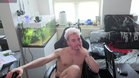 Rayzel online show from April 16, 2026, 3:24 pm