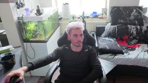 Rayzel online show from April 19, 2026, 11:42 am