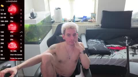 Snapshot of rayzel_white chatting on May 10, 2026, 11:37 am Rayzel White online show from May 10, 2026, 11:37 am