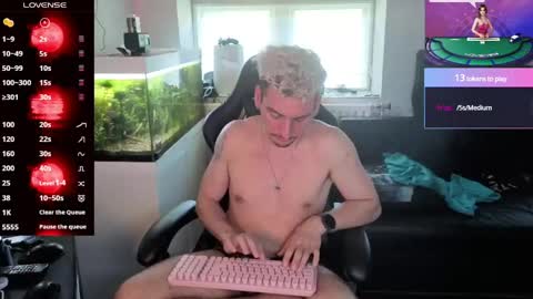 Snapshot of rayzel_white chatting on June 5, 2026, 6:13 pm Rayzel White online show from June 5, 2026, 6:13 pm