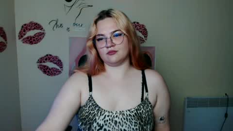 Snapshot of redhotqueen1 chatting on June 24, 2026, 6:29 pm Rina online show from June 24, 2026, 6:29 pm