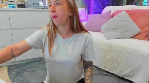 Snapshot of reina_cummings chatting on June 8, 2026, 5:30 am reina cummings online show from June 8, 2026, 5:30 am