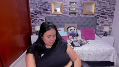 Snapshot of reina_loren chatting on May 23, 2026, 5:01 am reina_loren online show from May 23, 2026, 5:01 am