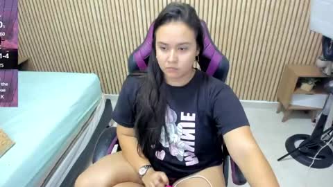 Snapshot of reina_loren chatting on May 24, 2026, 3:44 am reina_loren online show from May 24, 2026, 3:44 am