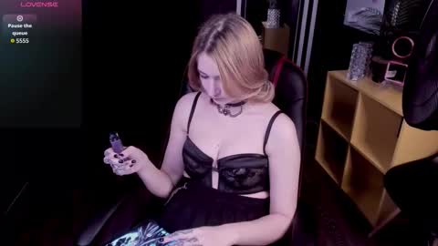 Snapshot of reinamiwitch chatting on November 12, 2025, 11:10 am reinamiwitch online show from November 12, 2025, 11:10 am