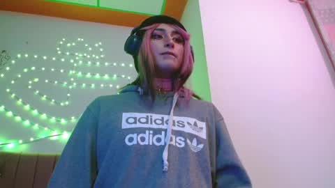 Snapshot of reiv_femboy chatting on April 5, 2026, 5:59 am reiv_femboy online show from April 5, 2026, 5:59 am