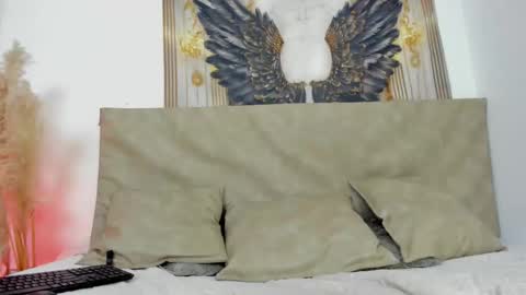 Snapshot of remy_flux chatting on February 21, 2025, 9:32 pm Laura online show from February 21, 2025, 9:32 pm