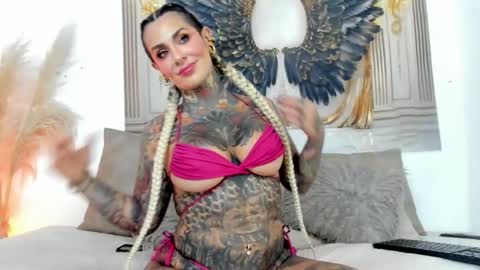 Snapshot of remy_flux chatting on September 19, 2025, 11:49 pm Laura online show from September 19, 2025, 11:49 pm