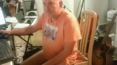 Snapshot of renefr chatting on October 12, 2025, 9:47 pm renefr online show from October 12, 2025, 9:47 pm