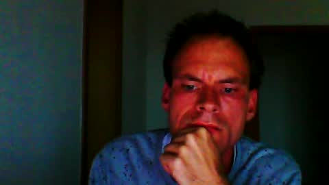 Snapshot of robert27081988 chatting on July 20, 2026, 7:05 pm robert27081988 online show from July 20, 2026, 7:05 pm