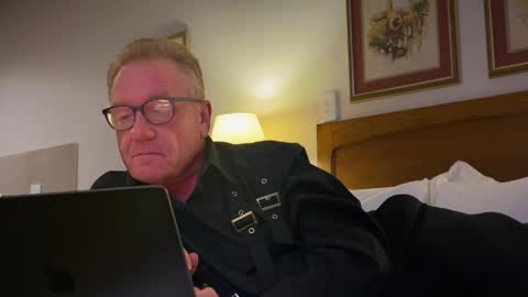 Snapshot of roberttherabbit chatting on April 11, 2026, 7:07 pm RobertTheRabbit online show from April 11, 2026, 7:07 pm