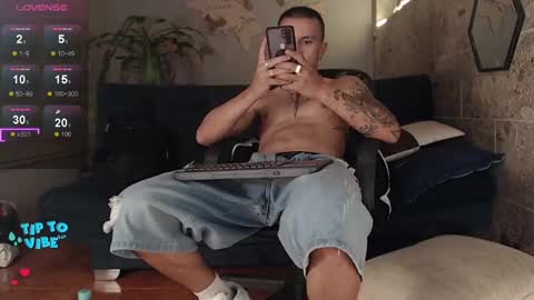 Snapshot of rogert_xx chatting on February 8, 2025, 8:52 am Rogert online show from February 8, 2025, 8:52 am