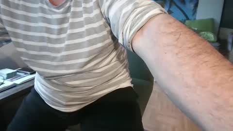 Snapshot of rolandloser1000 chatting on November 10, 2025, 8:13 am rolandloser1000 online show from November 10, 2025, 8:13 am