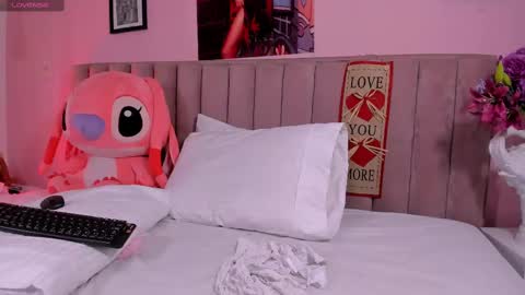 Snapshot of rolyloren chatting on February 15, 2025, 8:43 pm Marcela online show from February 15, 2025, 8:43 pm