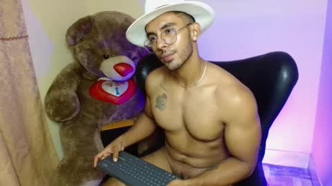 Snapshot of romanpearce_ chatting on January 23, 2025, 1:30 am Roman online show from January 23, 2025, 1:30 am