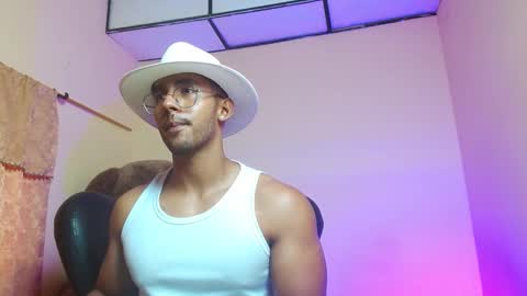 Snapshot of romanpearce_ chatting on February 4, 2025, 7:33 pm Roman online show from February 4, 2025, 7:33 pm