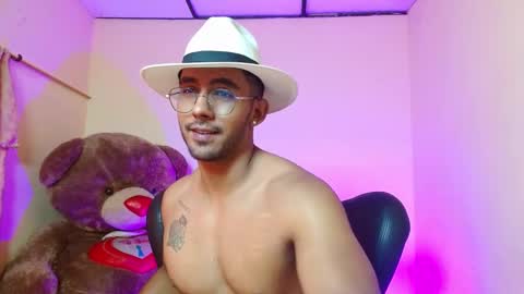 Snapshot of romanpearce_ chatting on February 7, 2025, 4:14 pm Roman online show from February 7, 2025, 4:14 pm
