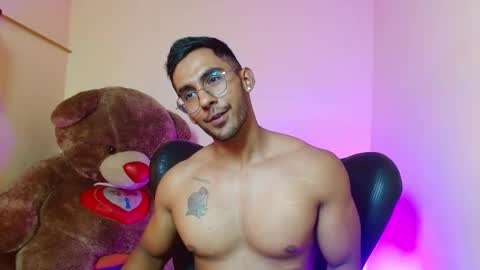 Snapshot of romanpearce_ chatting on February 7, 2025, 7:17 pm Roman online show from February 7, 2025, 7:17 pm