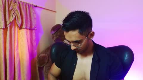 Snapshot of romanpearce_ chatting on February 11, 2025, 4:56 pm Roman online show from February 11, 2025, 4:56 pm