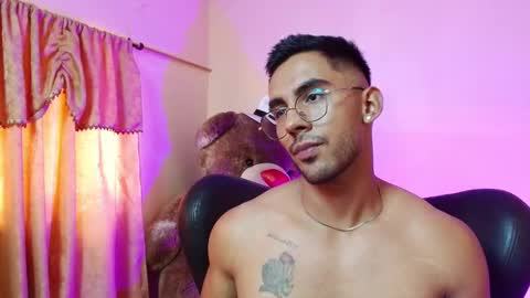 Snapshot of romanpearce_ chatting on February 15, 2025, 8:54 pm Roman online show from February 15, 2025, 8:54 pm
