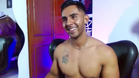 Snapshot of romanpearce_ chatting on February 21, 2025, 8:27 pm Roman online show from February 21, 2025, 8:27 pm