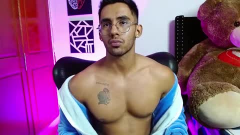 Snapshot of romanpearce_ chatting on February 24, 2025, 6:26 pm Roman online show from February 24, 2025, 6:26 pm
