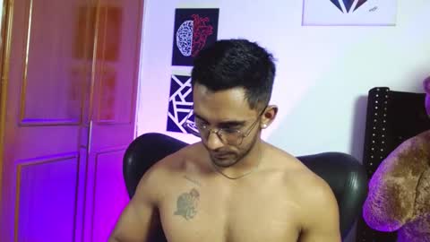 Snapshot of romanpearce_ chatting on February 25, 2025, 8:09 pm Roman online show from February 25, 2025, 8:09 pm