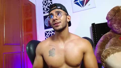 Snapshot of romanpearce_ chatting on March 3, 2025, 10:52 pm Roman online show from March 3, 2025, 10:52 pm