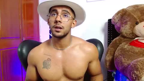 Snapshot of romanpearce_ chatting on March 6, 2025, 9:09 pm Roman online show from March 6, 2025, 9:09 pm