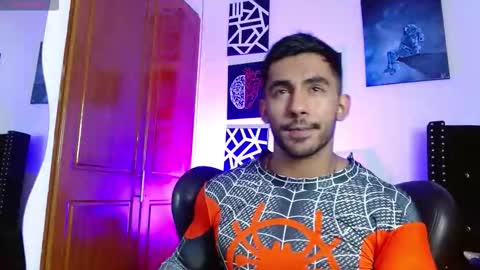 Snapshot of romanpearce_ chatting on October 5, 2025, 5:55 pm Roman online show from October 5, 2025, 5:55 pm