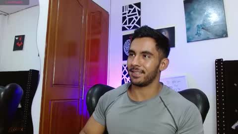 Snapshot of romanpearce_ chatting on October 6, 2025, 7:55 pm Roman online show from October 6, 2025, 7:55 pm