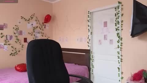 ronda_roni online show from April 15, 2026, 7:04 am