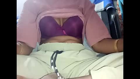 roop_sexy642 online show from April 17, 2026, 6:27 am